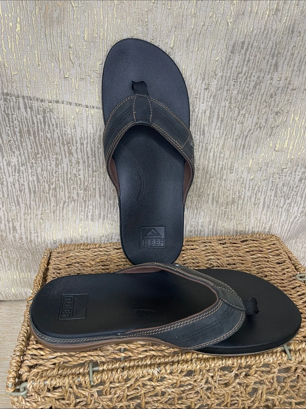 Reef Men’s Black Leather and Brown Stitching COMFY Flip-Flops Sz 10 New